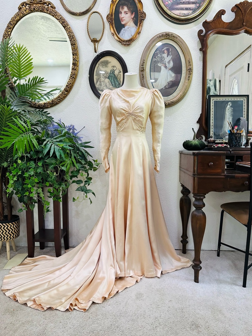 Vintage-Inspired Women's Satin Long Sleeve Gown in Pale Peach